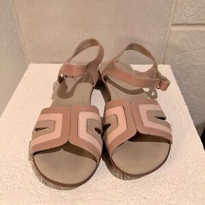 NWOT Clark’s ladies Ada Mist tan walking sandals sz 7